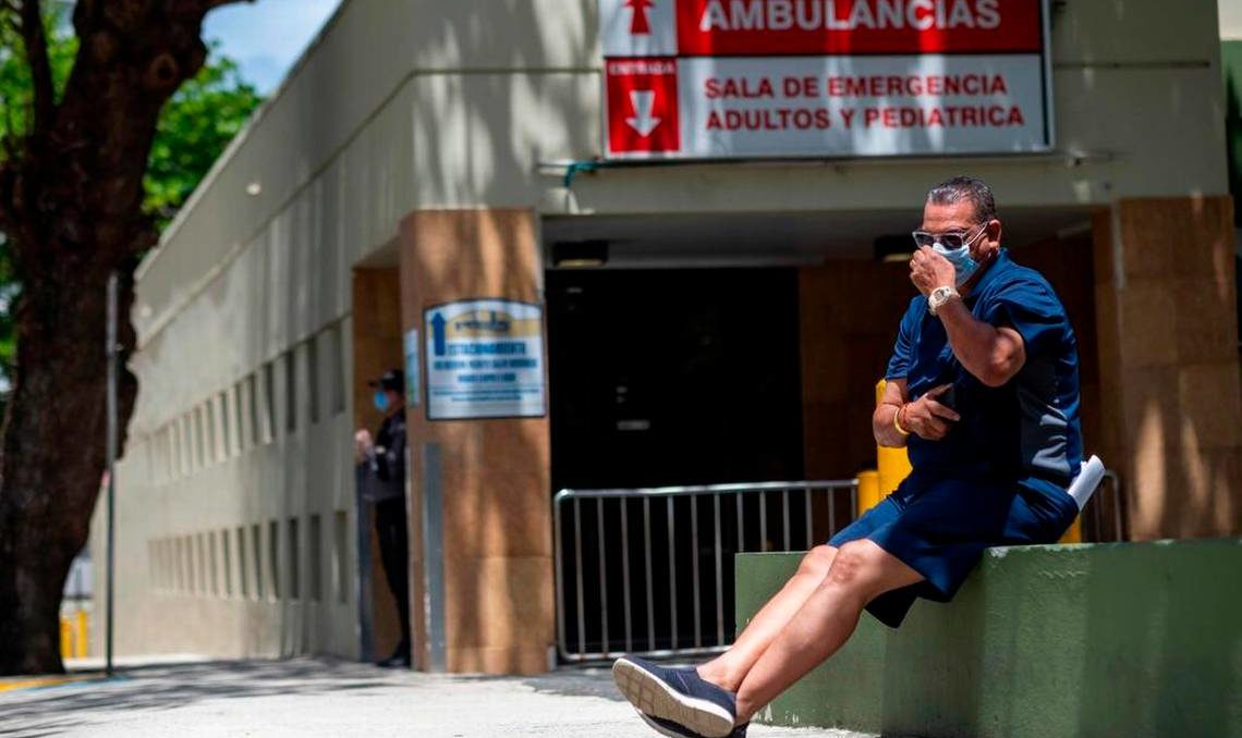 Hombre esperando servicios de seguro medico durante pandemia