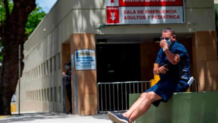 Hombre esperando servicios de seguro medico durante pandemia