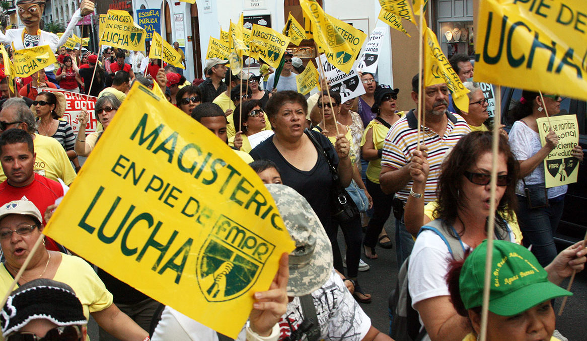 Marcha del magisterio y banderín de la Federación