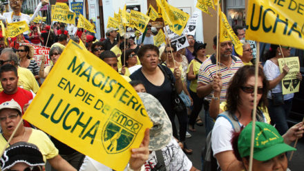 Marcha del magisterio y banderín de la Federación