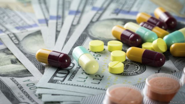 Pastillas y tabletas sobre billetes de $100