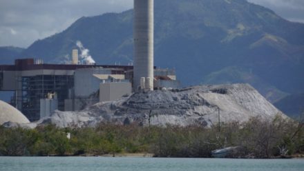 Carbonera AES en Guayama con montaña de cenizas al frente