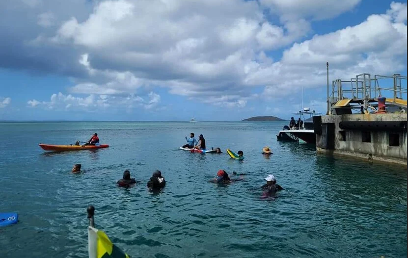 Manifestantes en kayaks impidiendo el paso de las lanchas de la ATM al puerto de Culebra