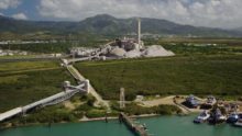 Fotografía aerea de la Carbonera AES en Guayama donde se observan montañas de cenizas acumuladas