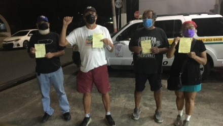 Foto de las cuatros personas arrestadas con citación en mano.