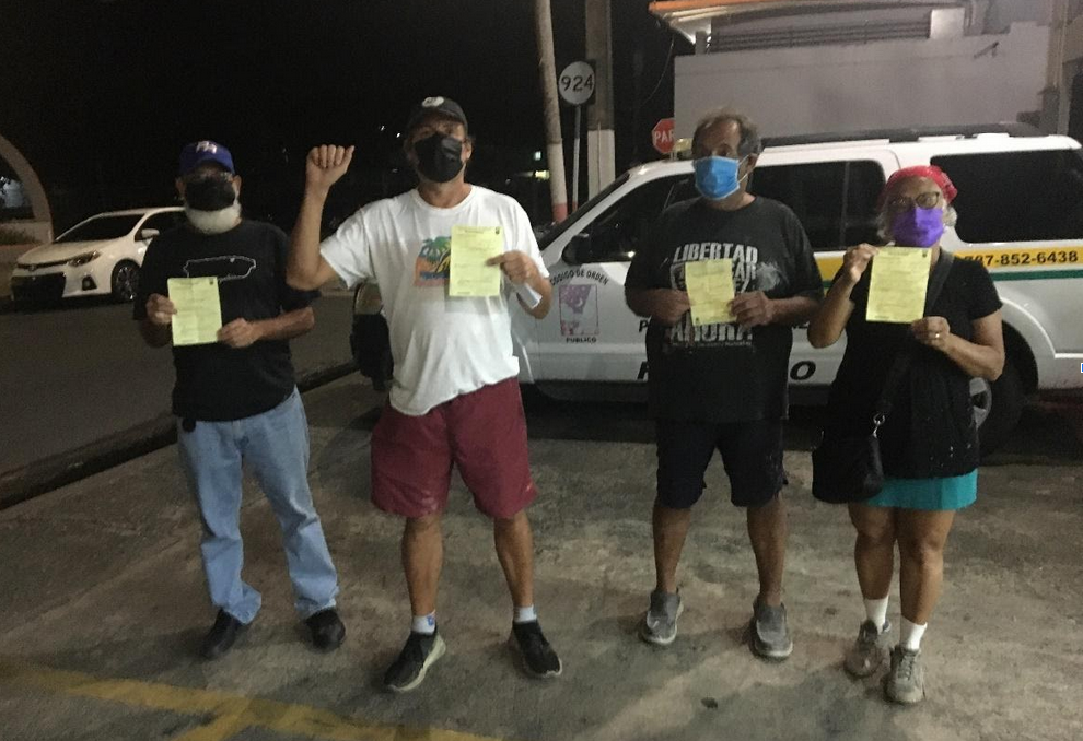 Foto de las cuatros personas arrestadas con citación en mano.