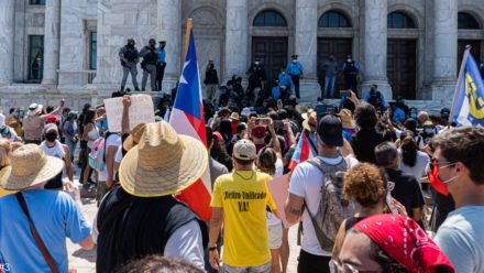 Manifestación frente al capitolio donde hay un perímetro establecido por la Policía de PR con vallas.