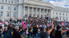 Miles de maestros protestan frente al Capitolio