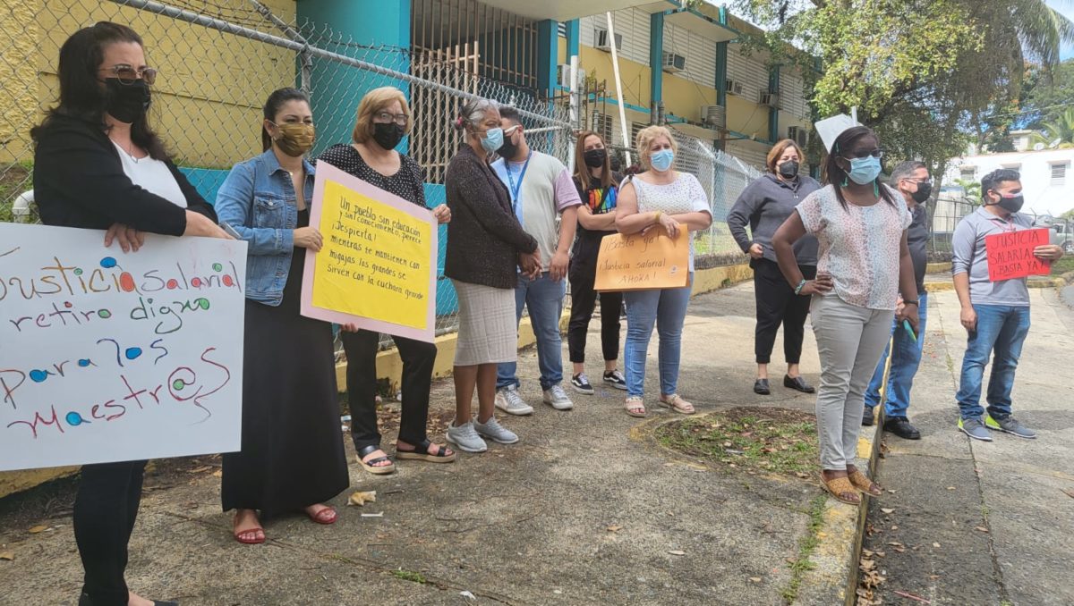Maestras en línea de piquete frente a su escuela por un retiro digno