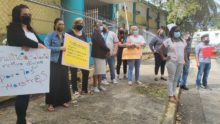 Maestras en línea de piquete frente a su escuela por un retiro digno