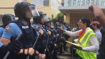 Mariana Nogales interpela a la policía en una protesta