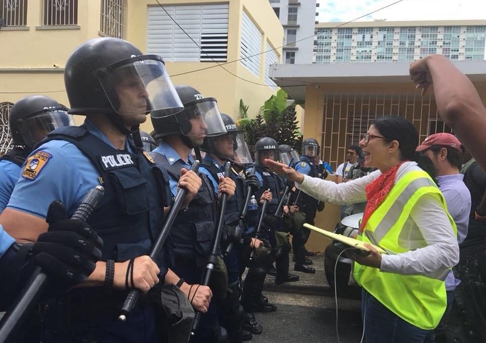 Mariana Nogales interpela a la policía en una protesta