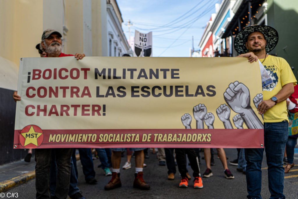 Pancarta del Movimiento Socialista de Trabajadorxs en manifestación del Magisterio en el Viejo San Juan.