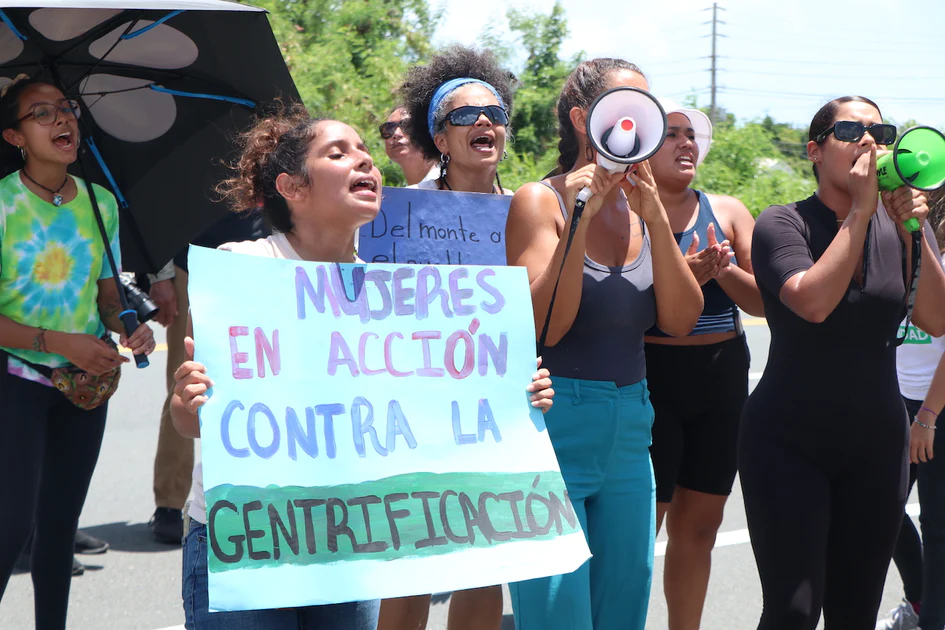 Grupos de mujeres manifestándose contra el desplazamiento en Vieques.