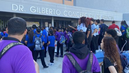 Estudiantes frente a la Gilberto Concepcion