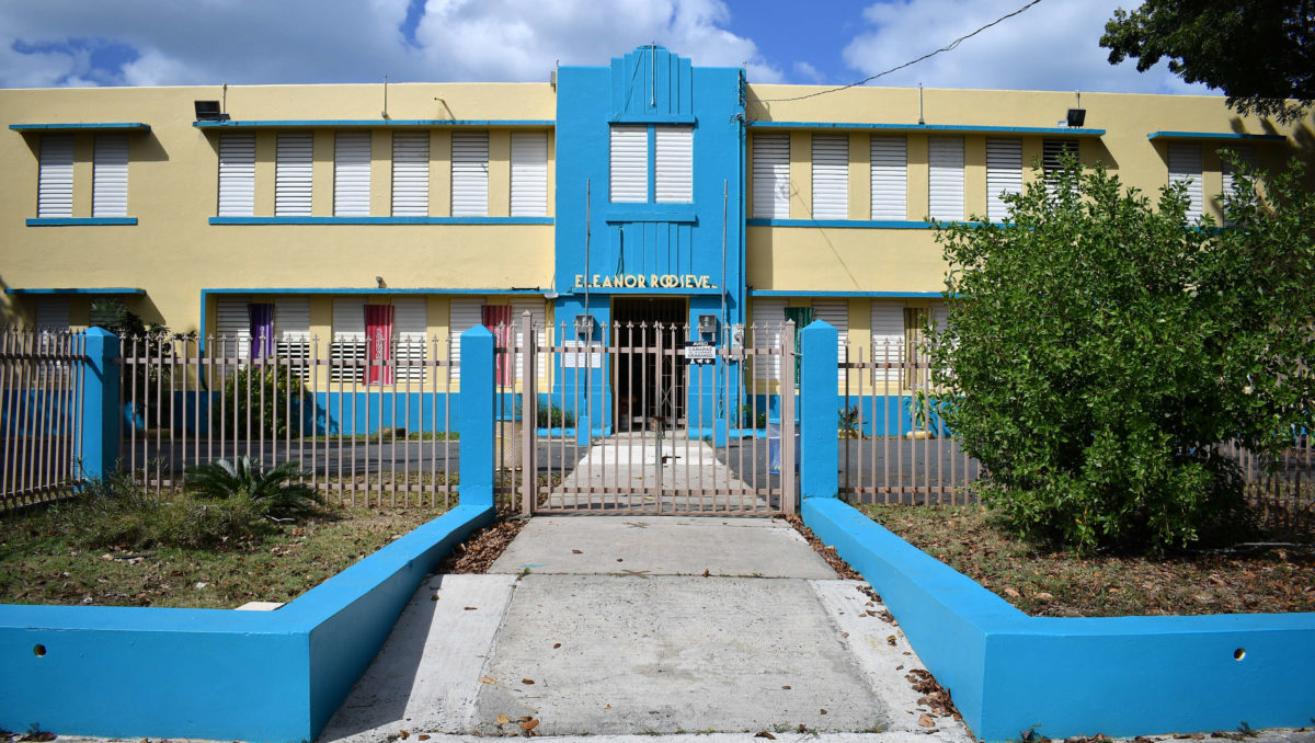 Fachada de escuela pública.