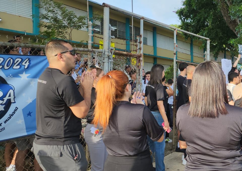 Protesta magisterial por problemas en la planta física y calor en las escuelas en Puerto Rico desde octubre de 2023.