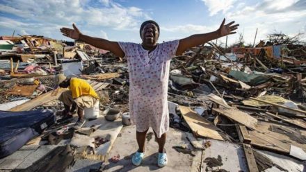 Persona sufriendo la devastación en Haití