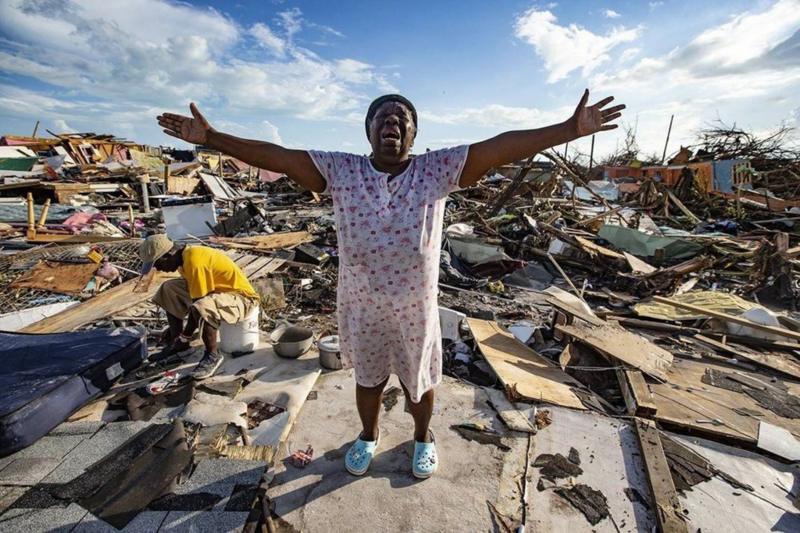 Persona sufriendo la devastación en Haití