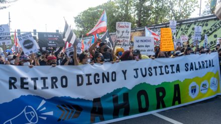 Personas protestando detras de pancarta Retiro Digno y JusticiaSalarial Ahora