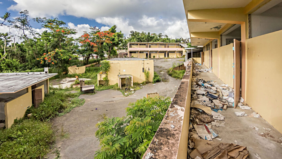 Escuela cerrada y abandonada