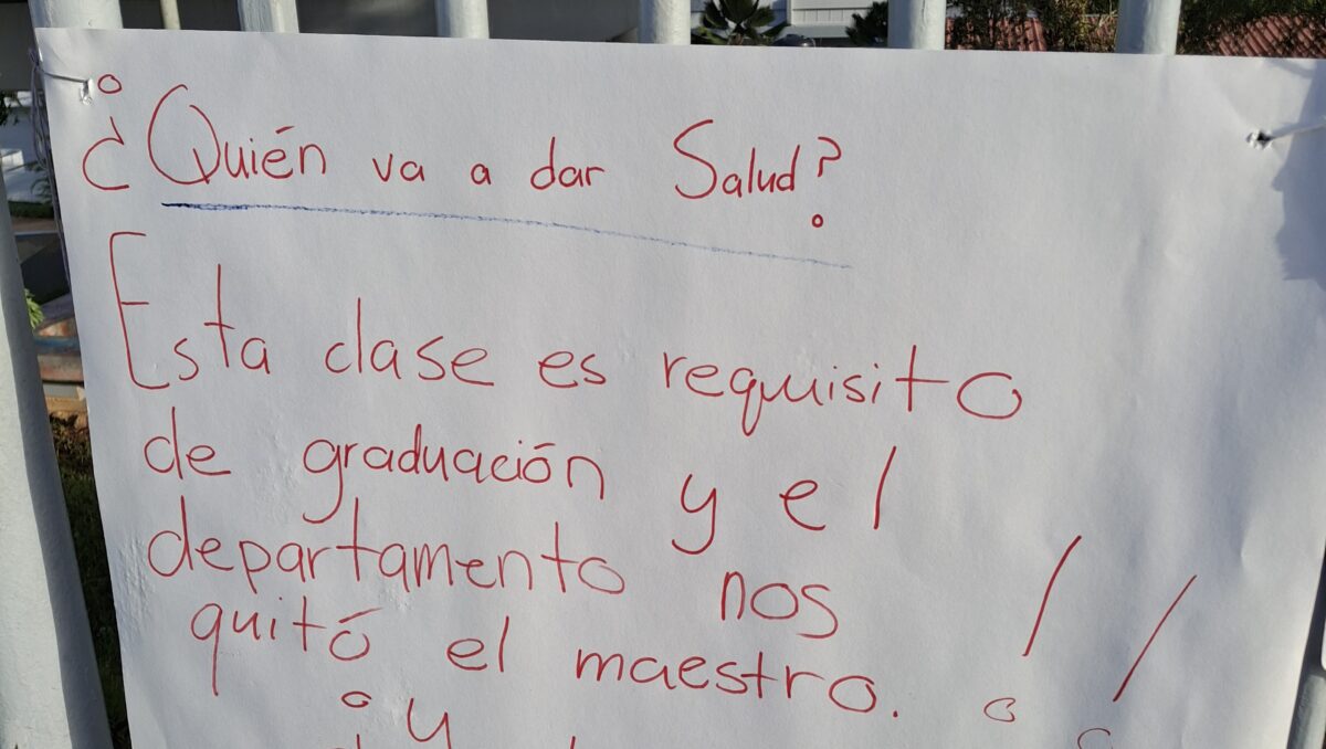 Cartel en protesta utuado