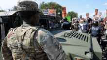 La movilización de tropas del ejército de los Estados Unidos ha enfrentado múltiples protestas en las calles.