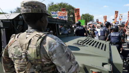 La movilización de tropas del ejército de los Estados Unidos ha enfrentado múltiples protestas en las calles.