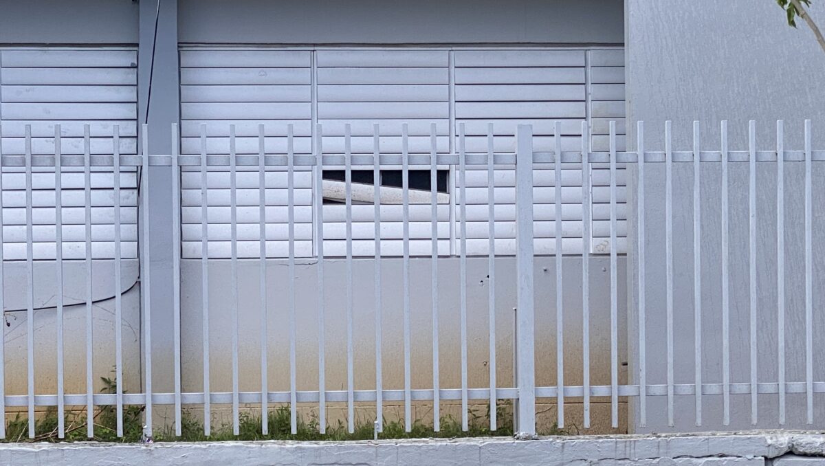 Escuela con una ventana caida