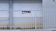 Escuela con una ventana caida