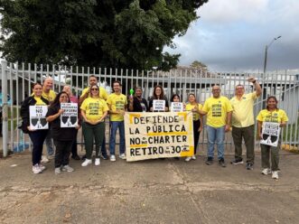 Protesta de maestras frente a la Luz América Calderón