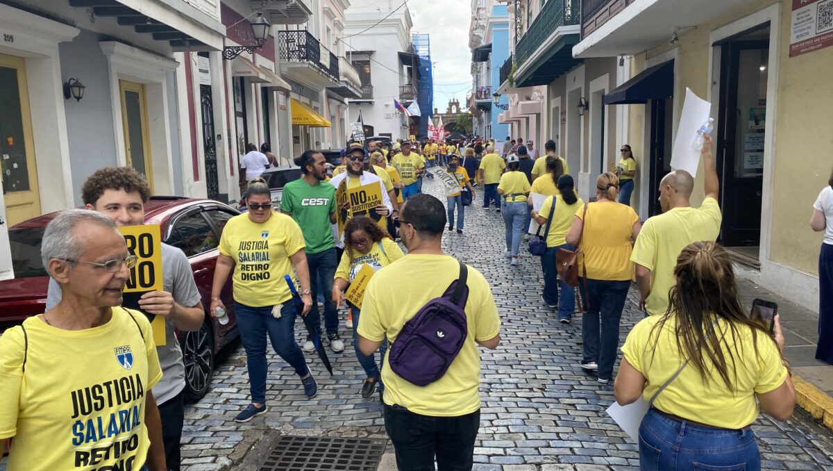 Manifestación de la FMPR en La Fortaleza exigiendo justicia salarial y retiro digno.