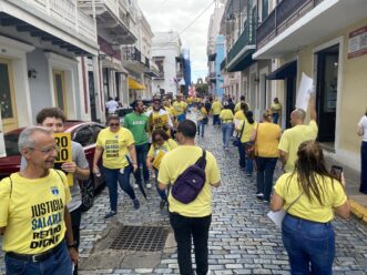 Manifestación de la FMPR en La Fortaleza exigiendo justicia salarial y retiro digno.